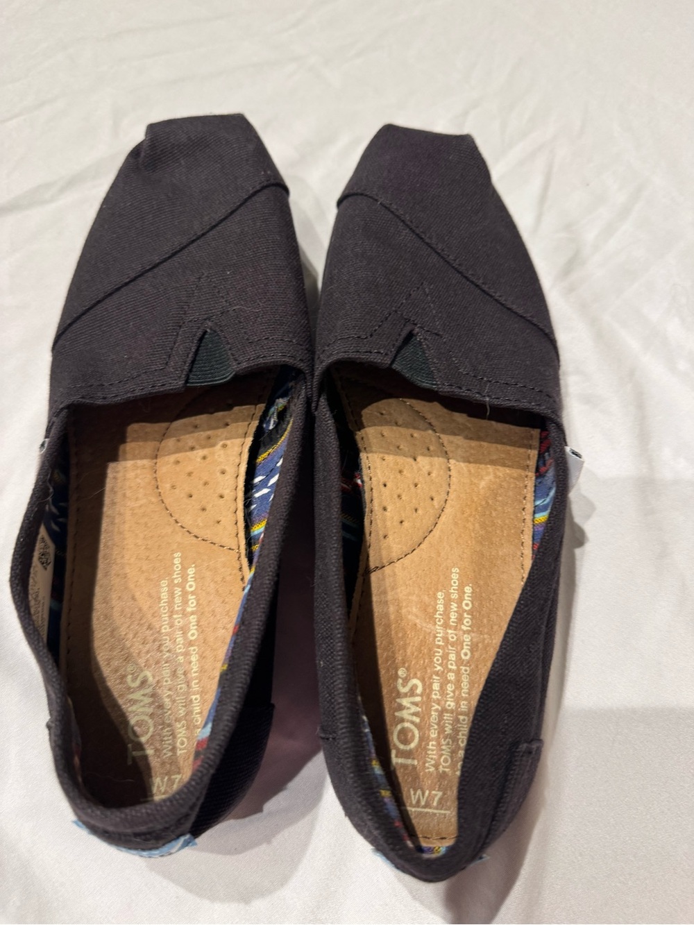 TOMS Women's Classic Slip-On Shoes in Black. Size 7